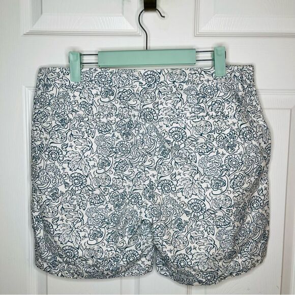 Old Navy Floral White and Blue Flat Front Cotton Shorts 6” Inseam 8 - Picture 6 of 10